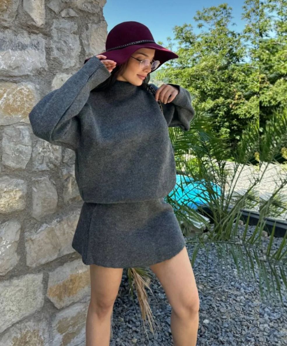 Triko Ikili Takim - Yarim Bogazli Kazak ve
Etek ipek Pike Design Kadin Takim