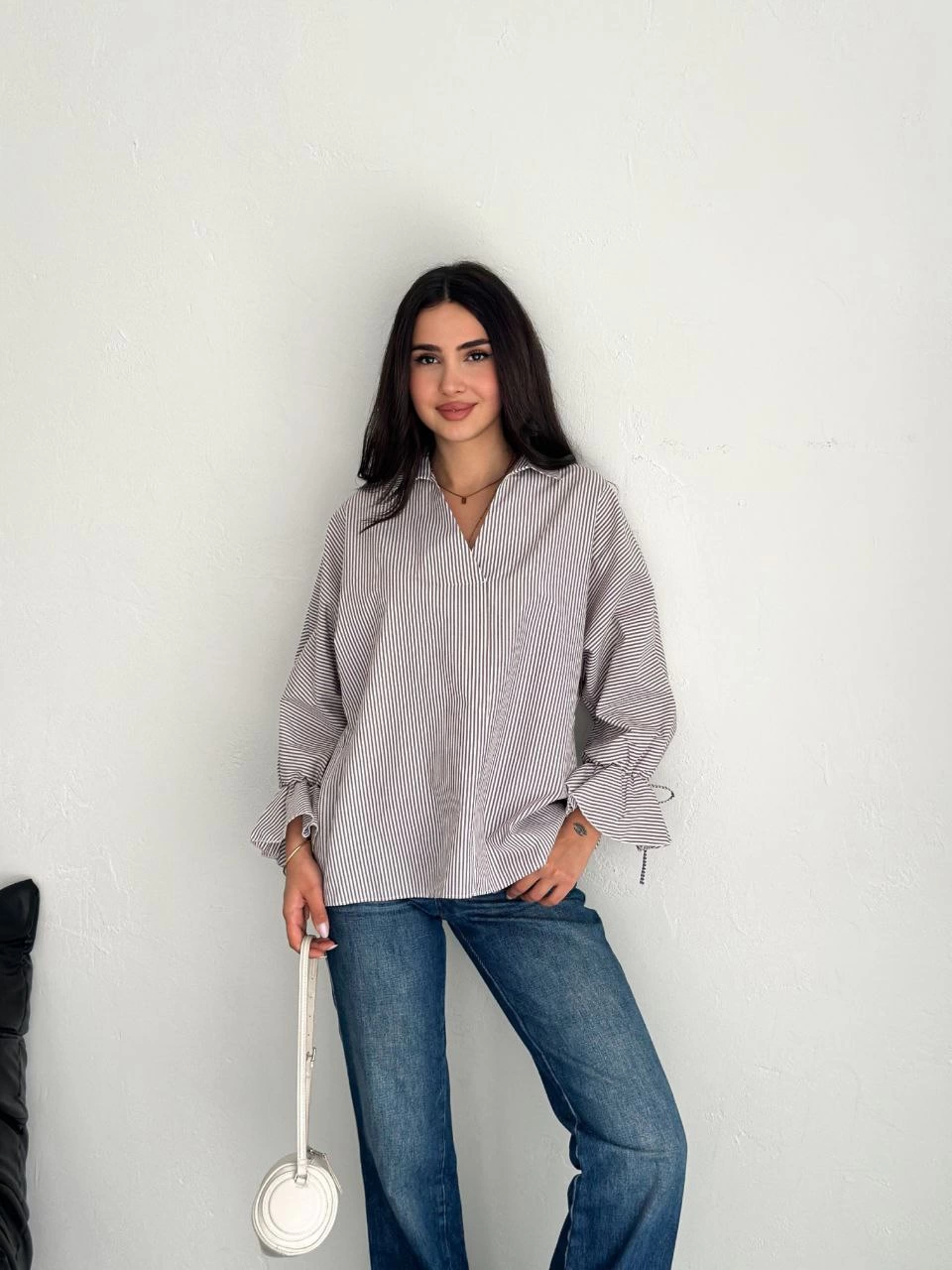Luviroli Kadın Arkası Asimetrik Yırtmaç Kesim Detaylı Cizgili Bluz Gömlek - Gri