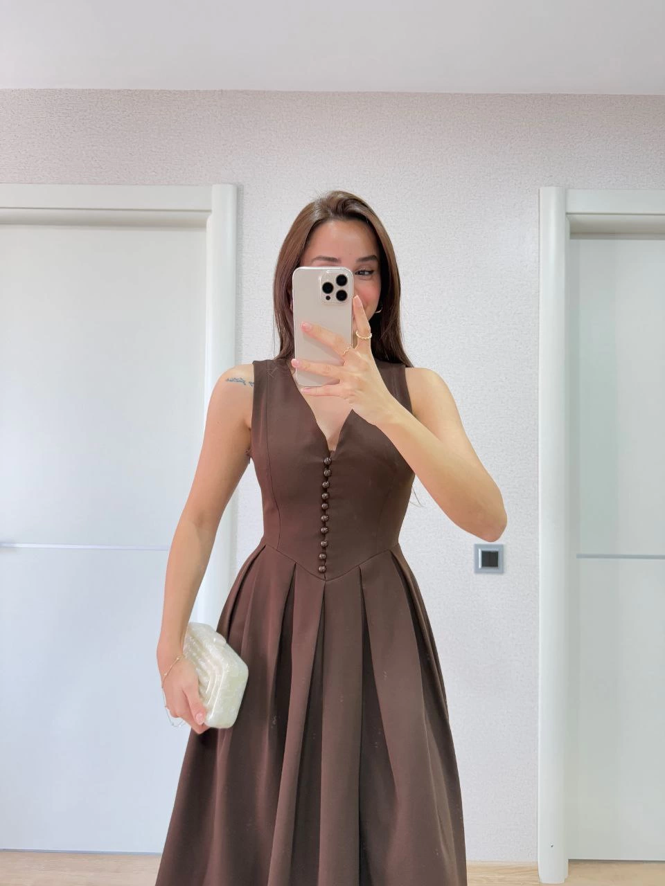 Luviroli V yaka Krep Arka Ön Pens Detaylı Uzun Kolsuz Elbise- Kahverengi